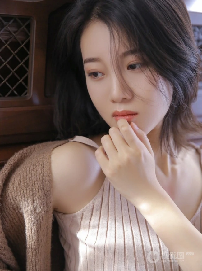 钢琴前的伤感柔美肩带连衣裙女生慵懒气质室内写真