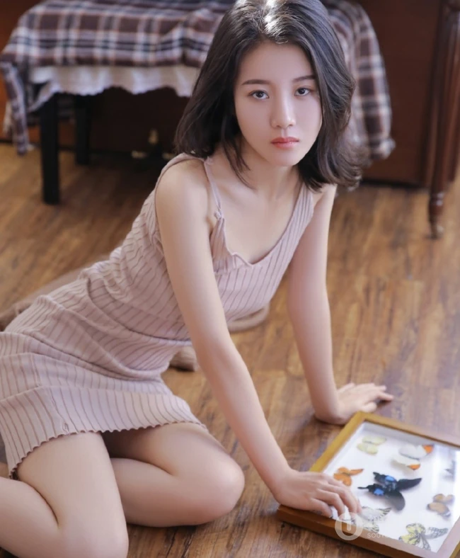 钢琴前的伤感柔美肩带连衣裙女生慵懒气质室内写真