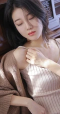 钢琴前的伤感柔美肩带连衣裙女生慵懒气质室内写真