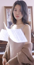 钢琴前的伤感柔美肩带连衣裙女生慵懒气质室内写真