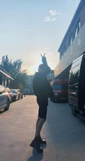 张馨予短发帅气不输男生,白衣黑裤黑白写真攻气十足
