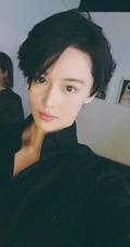 张馨予短发帅气不输男生,白衣黑裤黑白写真攻气十足