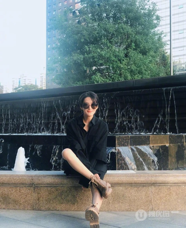 张馨予短发帅气不输男生,白衣黑裤黑白写真攻气十足