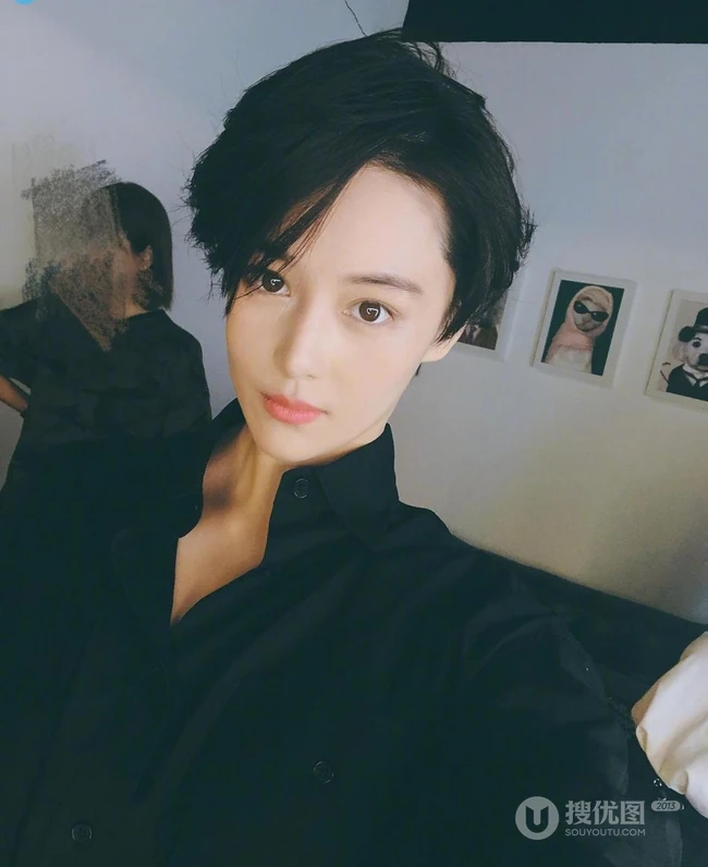 张馨予短发帅气不输男生,白衣黑裤黑白写真攻气十足