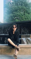 张馨予短发帅气不输男生,白衣黑裤黑白写真攻气十足