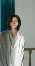 朱正廷长发造型&ldquo;柔美&rdquo;出镜，白衫黑裤尽显美男风尚