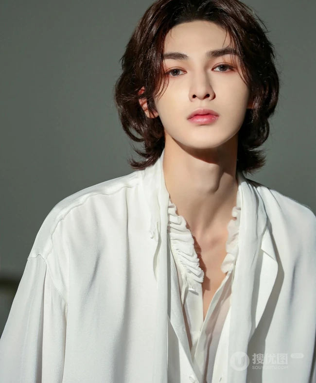 朱正廷长发造型&ldquo;柔美&rdquo;出镜，白衫黑裤尽显美男风尚