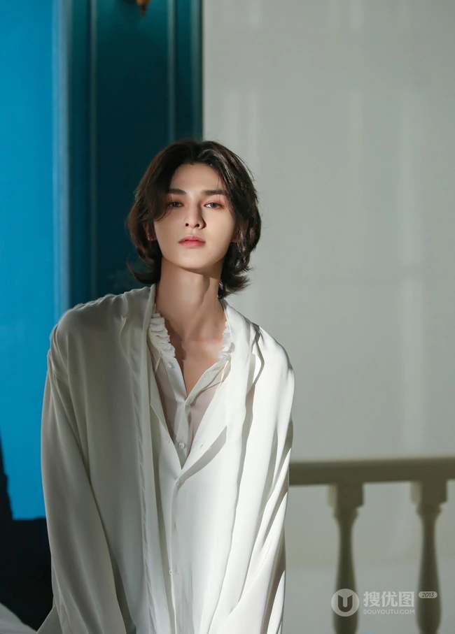 朱正廷长发造型&ldquo;柔美&rdquo;出镜，白衫黑裤尽显美男风尚
