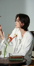 朱正廷长发造型&ldquo;柔美&rdquo;出镜，白衫黑裤尽显美男风尚