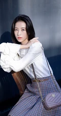 周雨彤白衫格子裙清爽造型出街，尽显女人温柔恬静美