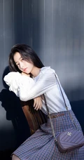 周雨彤白衫格子裙清爽造型出街，尽显女人温柔恬静美