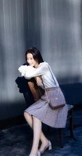 周雨彤白衫格子裙清爽造型出街，尽显女人温柔恬静美