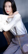 周雨彤白衫格子裙清爽造型出街，尽显女人温柔恬静美