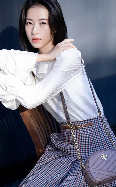 周雨彤白衫格子裙清爽造型出街，尽显女人温柔恬静美