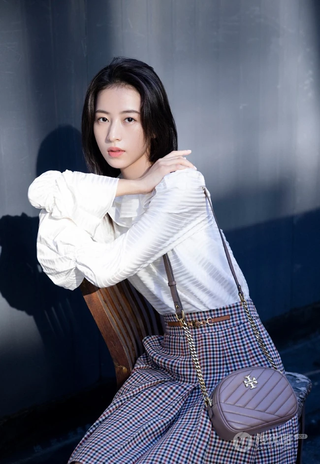 周雨彤白衫格子裙清爽造型出街，尽显女人温柔恬静美