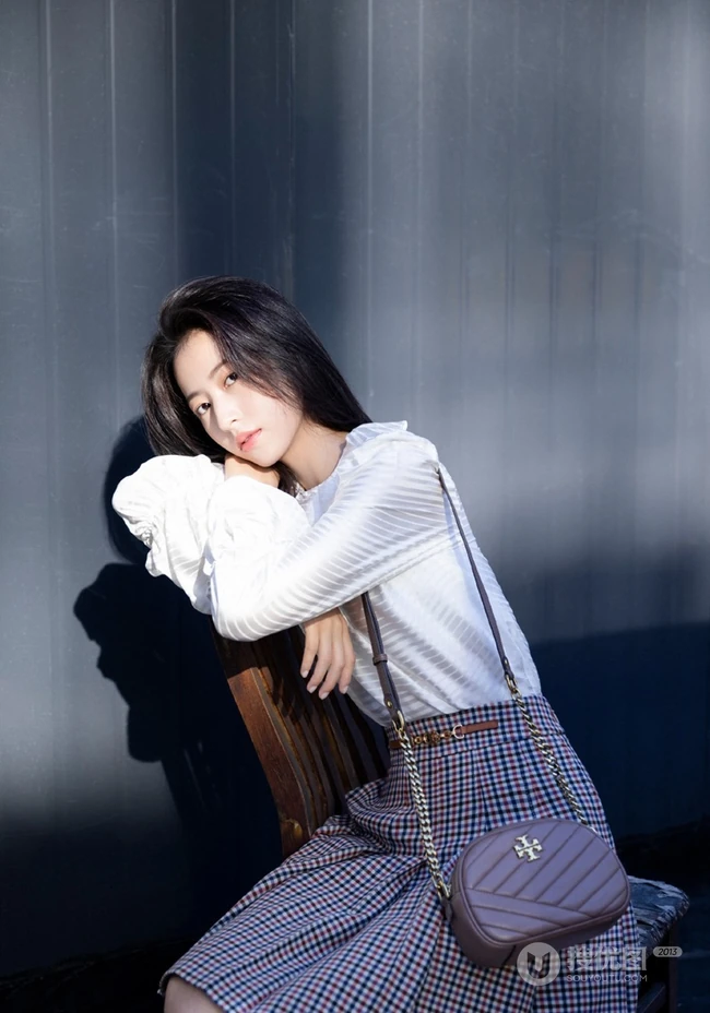 周雨彤白衫格子裙清爽造型出街，尽显女人温柔恬静美
