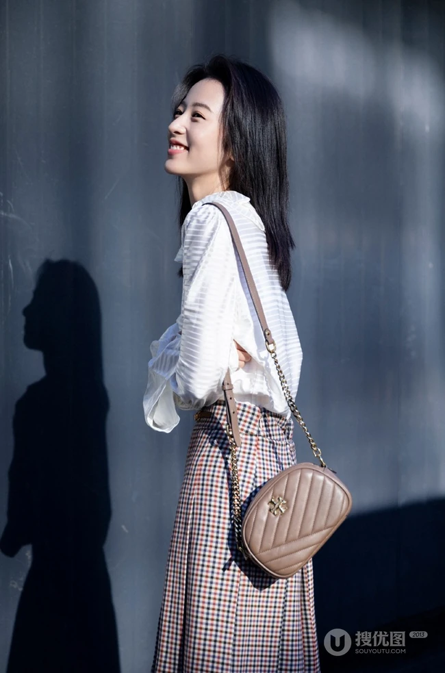 周雨彤白衫格子裙清爽造型出街，尽显女人温柔恬静美