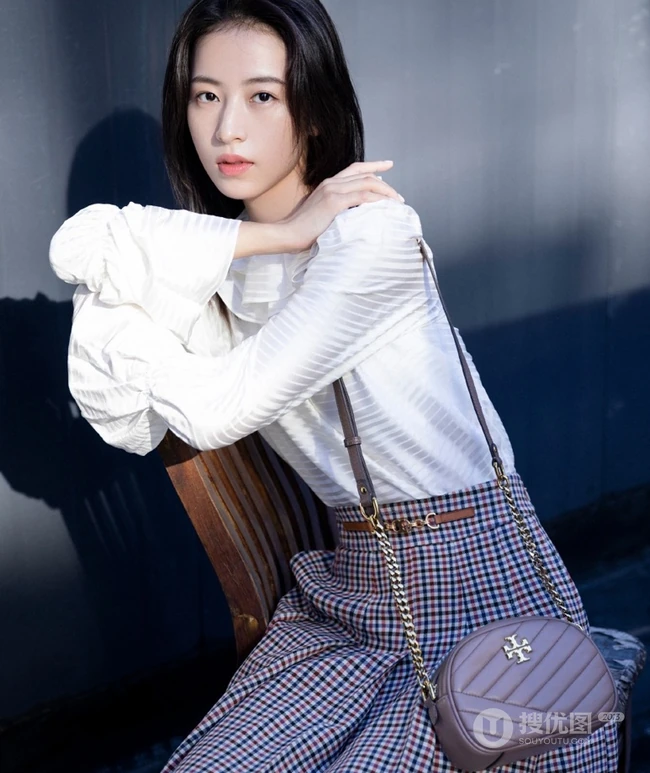 周雨彤白衫格子裙清爽造型出街，尽显女人温柔恬静美