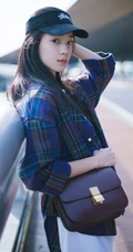 酒窝女生庄达菲户外清新街拍图片，笑容怡人，线条感修长