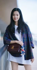 酒窝女生庄达菲户外清新街拍图片，笑容怡人，线条感修长
