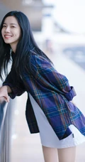 酒窝女生庄达菲户外清新街拍图片，笑容怡人，线条感修长