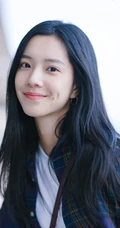 酒窝女生庄达菲户外清新街拍图片，笑容怡人，线条感修长