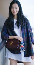 酒窝女生庄达菲户外清新街拍图片，笑容怡人，线条感修长