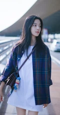 酒窝女生庄达菲户外清新街拍图片，笑容怡人，线条感修长