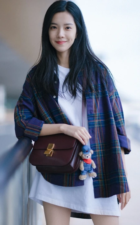 酒窝女生庄达菲户外清新街拍图片，笑容怡人，线条感修长