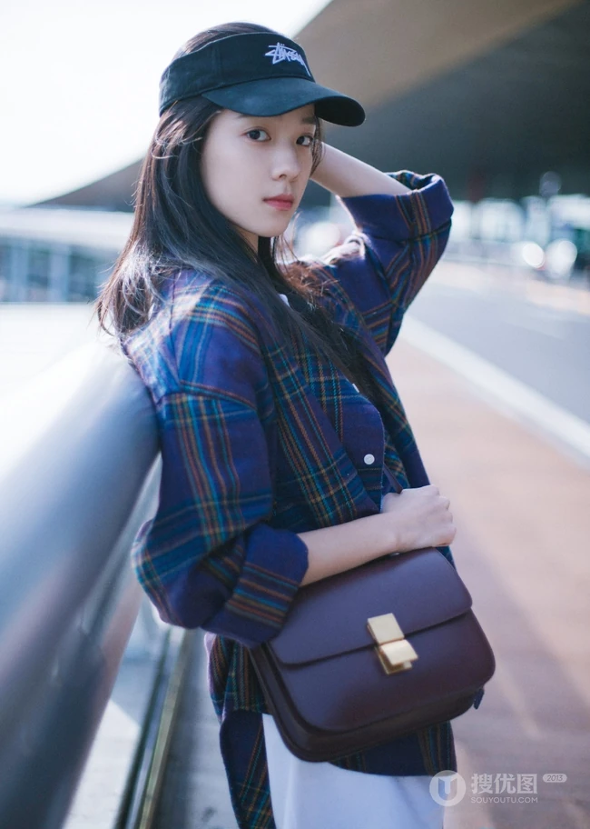 酒窝女生庄达菲户外清新街拍图片，笑容怡人，线条感修长