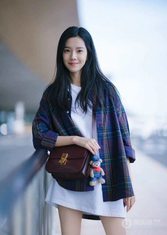 酒窝女生庄达菲户外清新街拍图片，笑容怡人，线条感修长
