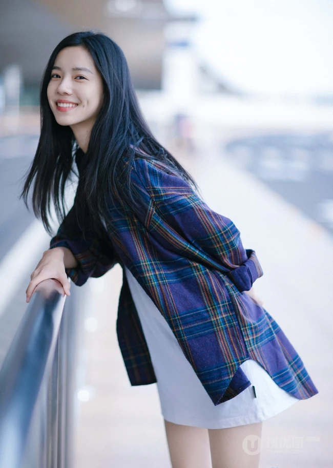 酒窝女生庄达菲户外清新街拍图片，笑容怡人，线条感修长