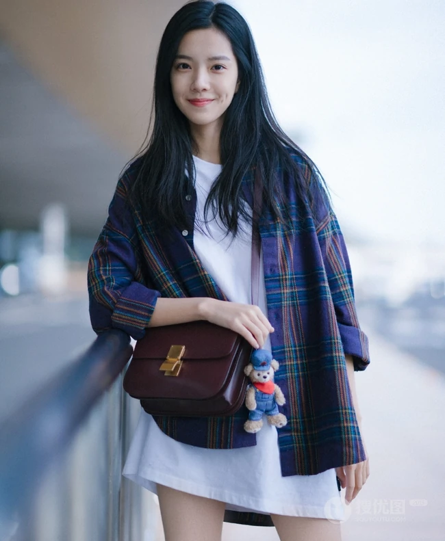 酒窝女生庄达菲户外清新街拍图片，笑容怡人，线条感修长