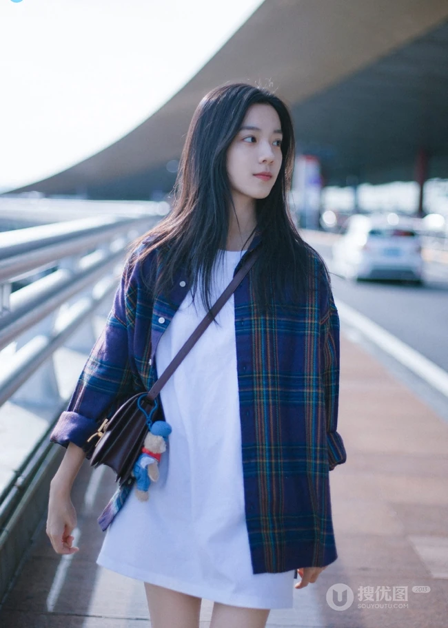 酒窝女生庄达菲户外清新街拍图片，笑容怡人，线条感修长