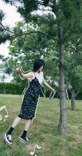 李溪芮清新户外写真，古灵少女个性连衣裙美丽动人