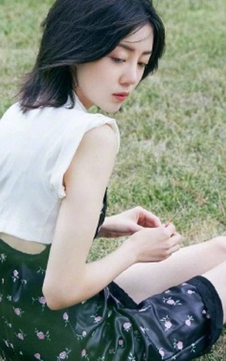 李溪芮清新户外写真，古灵少女个性连衣裙美丽动人
