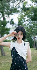 李溪芮清新户外写真，古灵少女个性连衣裙美丽动人