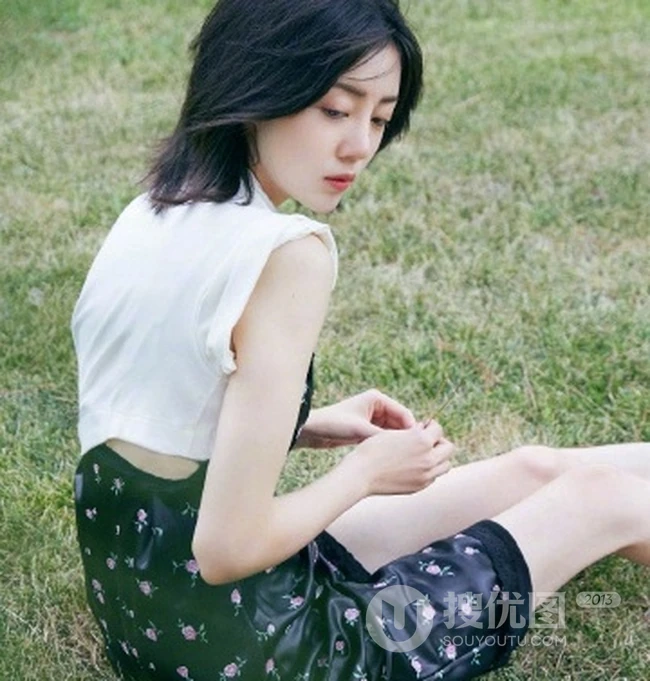 李溪芮清新户外写真，古灵少女个性连衣裙美丽动人