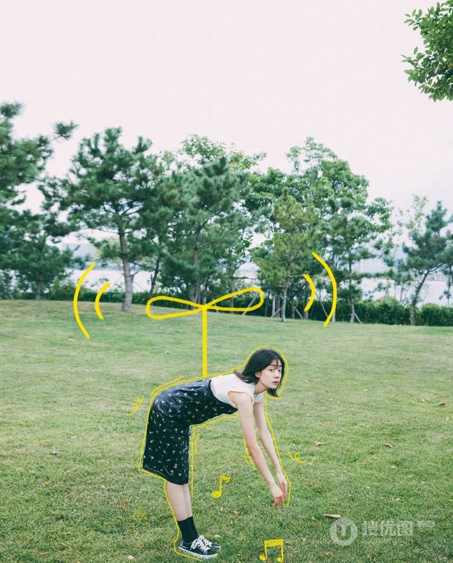 李溪芮清新户外写真，古灵少女个性连衣裙美丽动人
