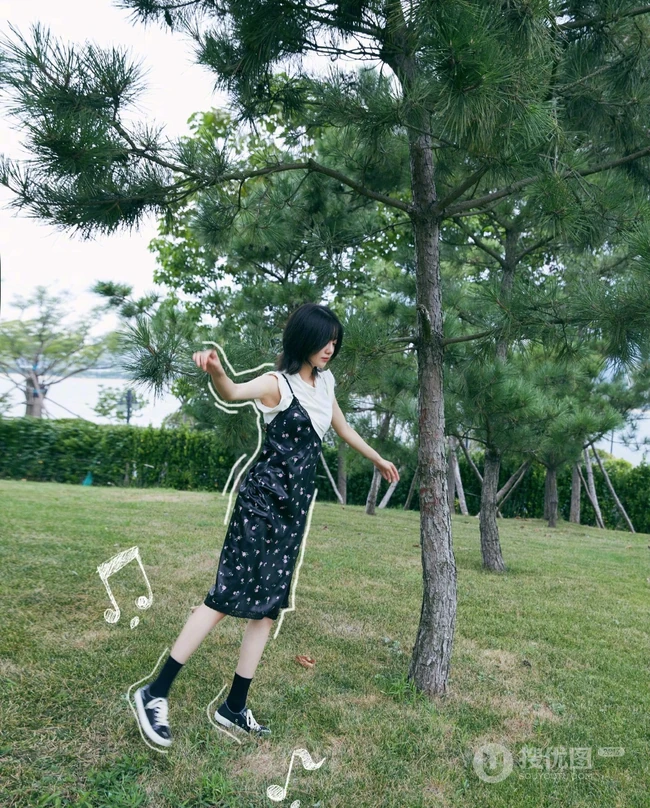 李溪芮清新户外写真，古灵少女个性连衣裙美丽动人