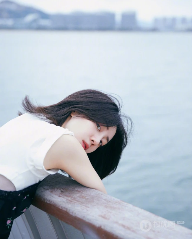 李溪芮清新户外写真，古灵少女个性连衣裙美丽动人