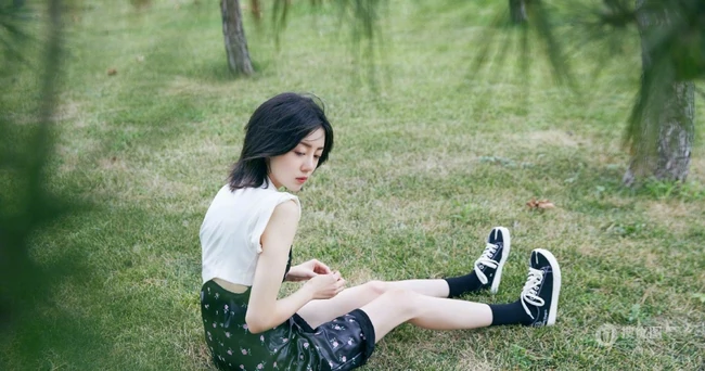 李溪芮清新户外写真，古灵少女个性连衣裙美丽动人