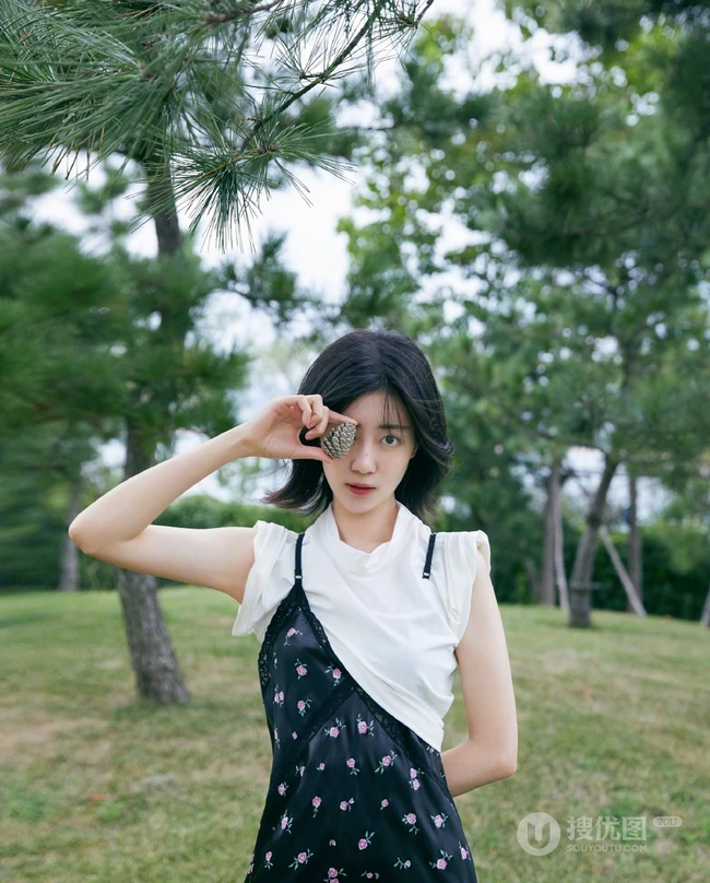 李溪芮清新户外写真，古灵少女个性连衣裙美丽动人