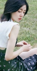 李溪芮清新户外写真，古灵少女个性连衣裙美丽动人