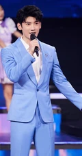帅哥刘芮麟帅气发型搭淡蓝色西装写真，及舞台照片