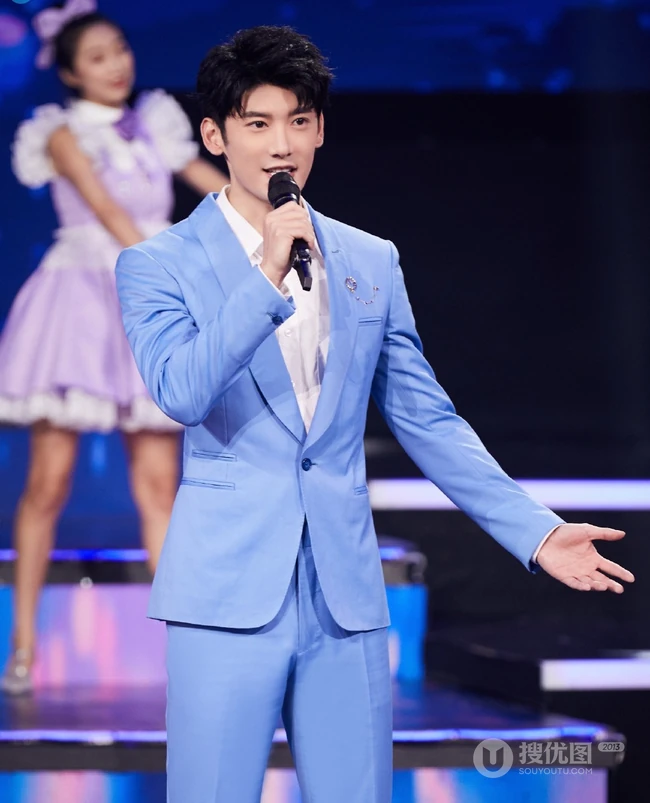 帅哥刘芮麟帅气发型搭淡蓝色西装写真，及舞台照片