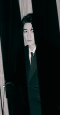 西装帅哥朱一龙酷帅光与影主题写真图片