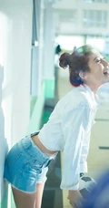 气质可爱衬衫牛仔短裤女生于湘霖走廊一侧玩足球写真