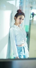 气质可爱衬衫牛仔短裤女生于湘霖走廊一侧玩足球写真