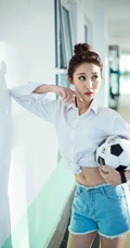 气质可爱衬衫牛仔短裤女生于湘霖走廊一侧玩足球写真